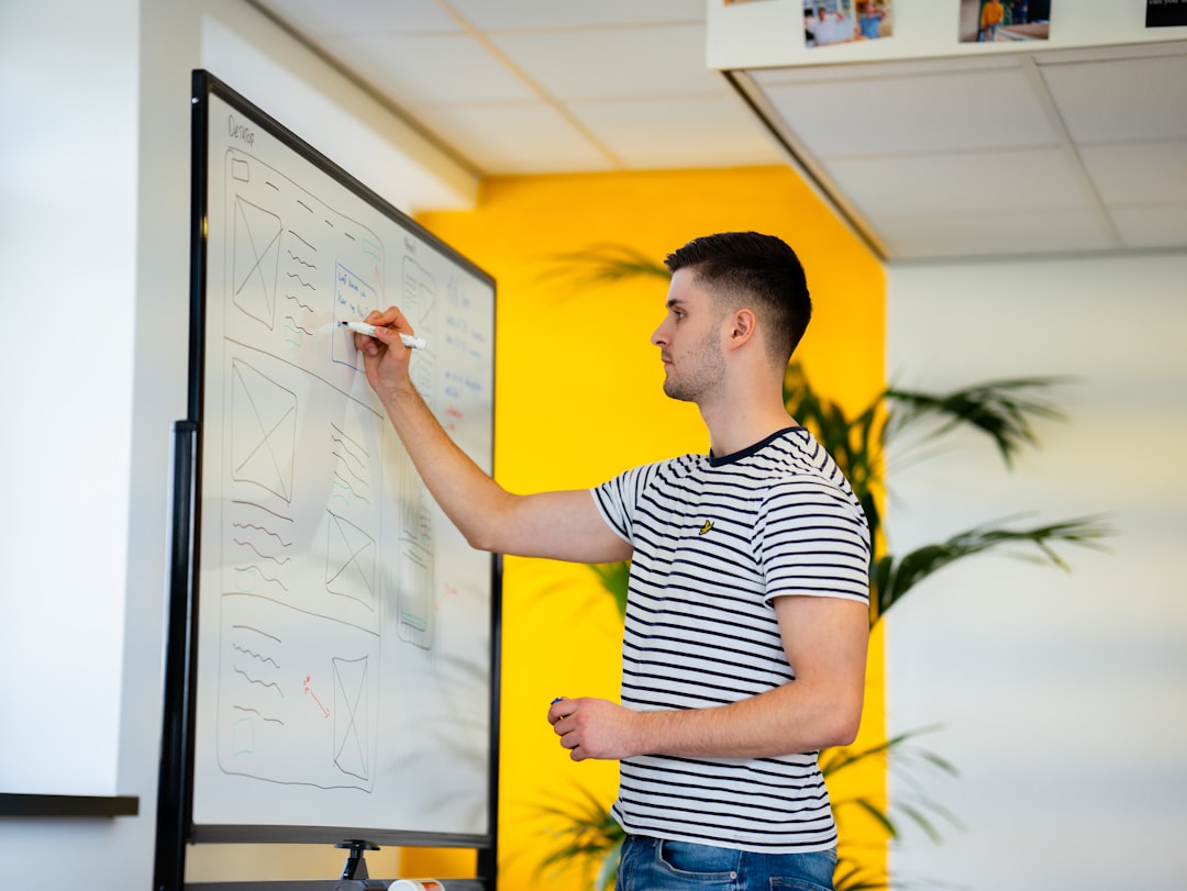 Sales trainer drawing a five-step call framework on a whiteboard for agents